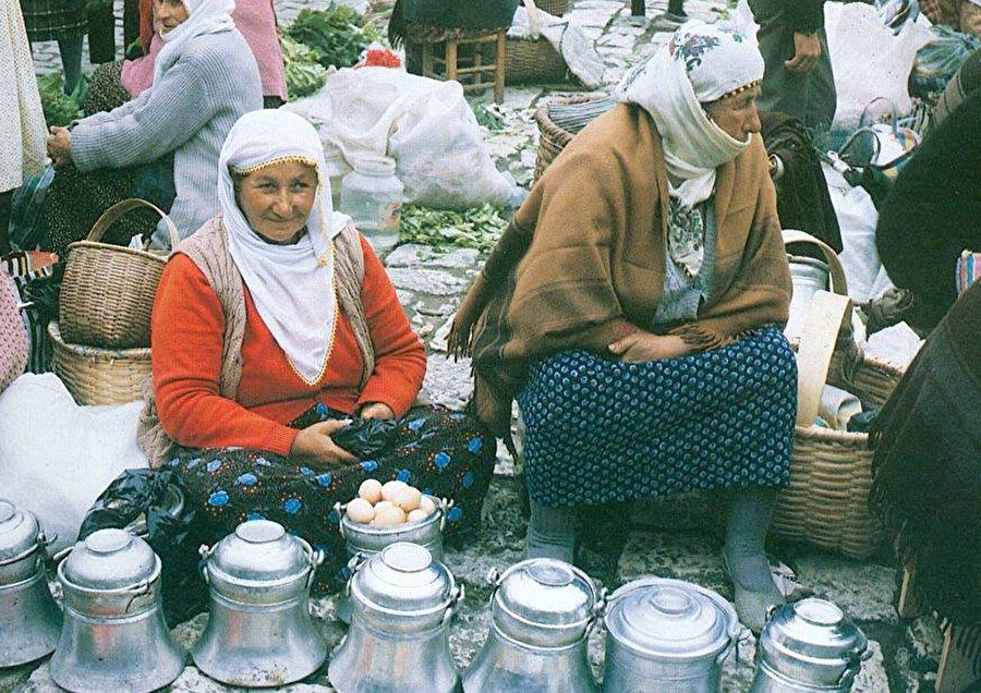 Rabia halam, benim için elindeki en lezzetli yemekleri sofraya koydu.