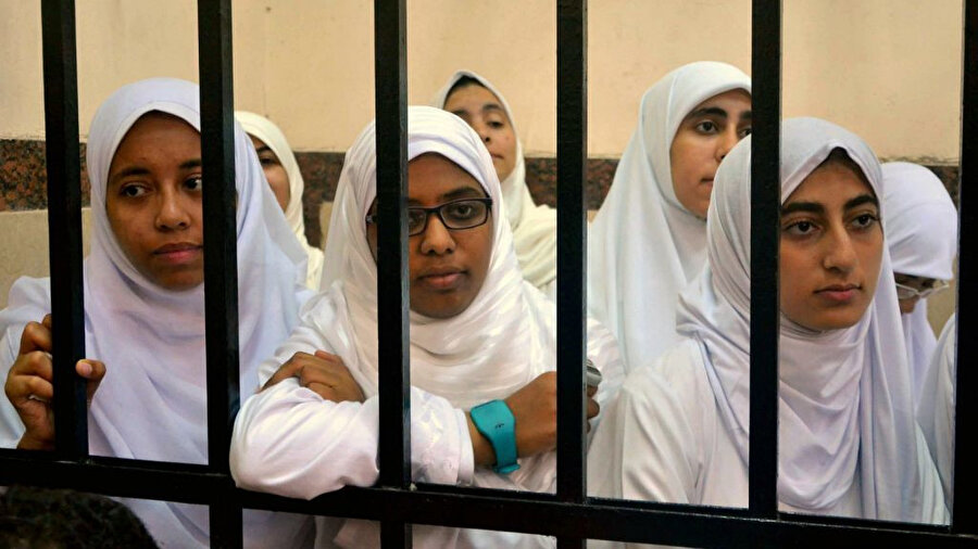 Mısır'ın darbeyle görevinden indirilen ve cezaevinde yaşamını yitiren Cumhurbaşkanı Muhammed Mursi'yi desteklemekle suçlanan kadınlar, duruşma sırasında kafeste tutuluyor.