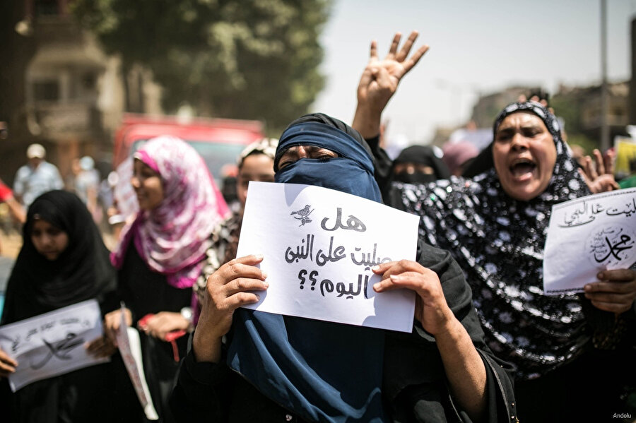 Mısır'da siyasi tutukluların cezaevinde tutulmasını protesto eden kadınlar. (Arşiv) 