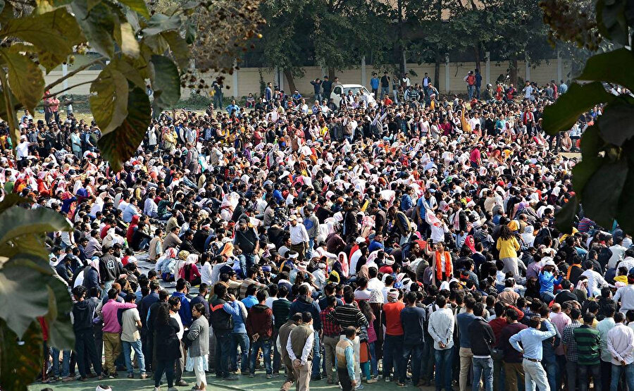 Müslümanları dışarıda bırakan yeni vatandaşlık yasası, on binleri sokaklara döktü.