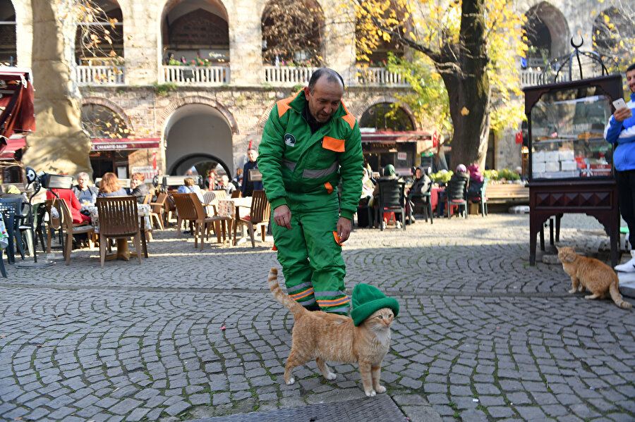 Hidayet Sevinç, görev yaptığı bölgedeki sokak hayvanlarıyla yakından ilgileniyor. 
