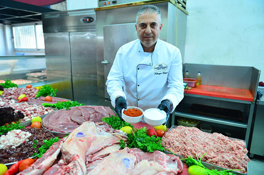 Kebap koyulan toz biberi odun talaşını boyayarak elde ediyorlar 