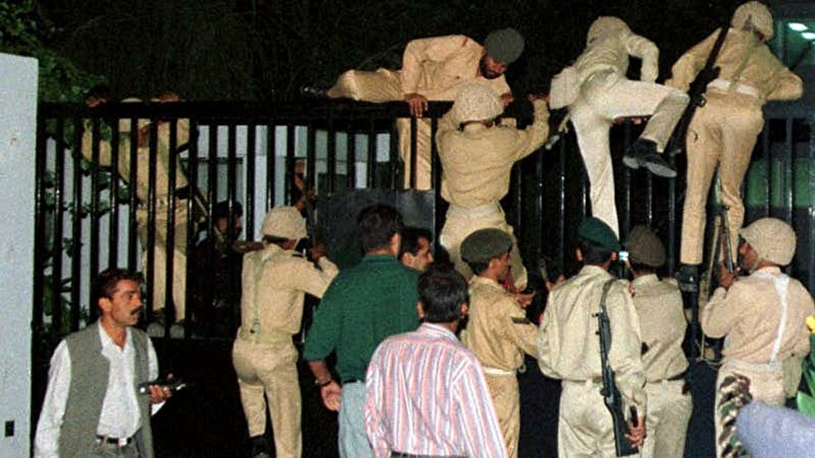 Pervez Müşerref'in talimatıyla devlet televizyonuna baskın düzenleyen askerler.