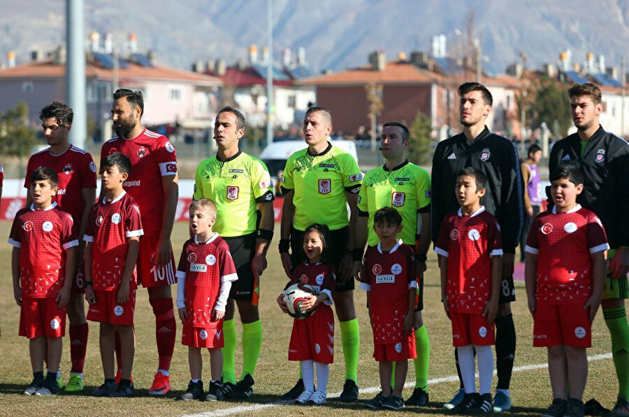 Beşiktaş'ta Umut Nayir ilk kez kaptan olarak sahaya çıktı.