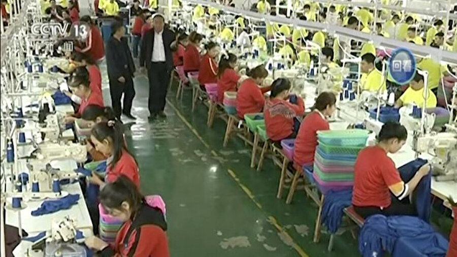 Sincan'da bulunan bir eğitim kampının içinde yer alan tekstil fabrikasında çalıştırılan Uygur Türkleri.