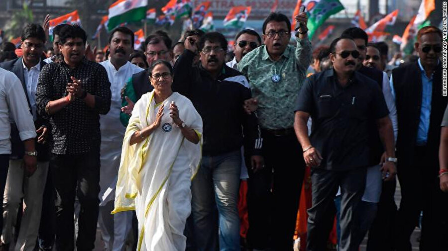 Muhalif Başbakan Mamata Banerji, destekçileriyle birlikte gösterilerde.
