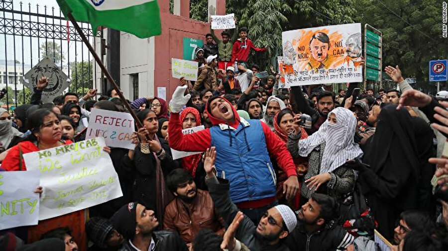 Jamia Millia İslam Üniversitesi önünde yasayı protesto eden öğreniciler.