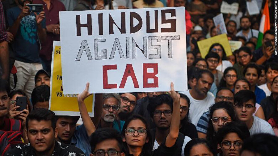 Mumbai Üniversitesi'nde vatandaşlık yasasına karşı çıkan Hindu öğrenciler.