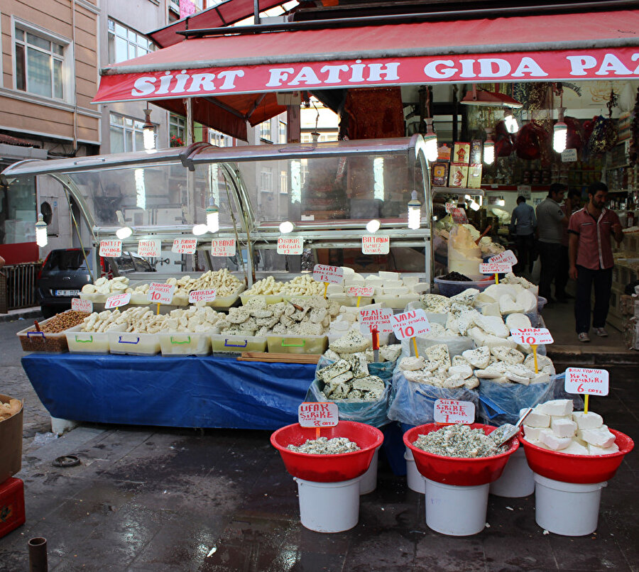 Geçmişte hijyenik olmadıkları için eleştirilen bu pazarlar (örneğin İstanbul’da Kadınlar Pazarı ki Siirt Pazarı olarak da bilinir) artık doğal olana kavuşma imkânı sunan yerler olarak tanımlanmaktadır.