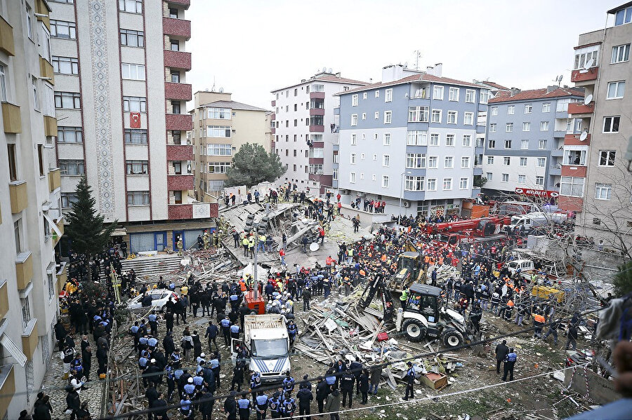 İstanbul Kartal'da Orhantepe Mahallesi'nde bulunan 7 katlı bir bina çöktü