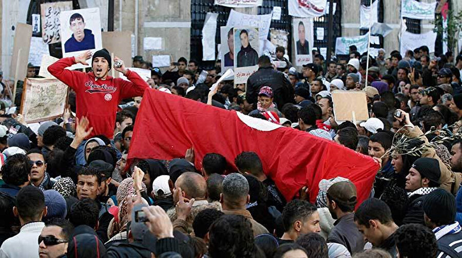 Muhammed Bouazizi'nin cenazesine onbinler katılmıştı...
