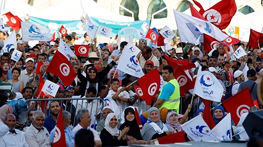 Diktatörlük, Nahda'nın barışçıl yöntemini sarsamadı ve hareketi bir şiddet gücüne dönüştüremedi. 33. yılını kutlayan Nahda Hareketi, Tunus'un özgürlüğü ve demokrasi yolunda ülkenin en yapıcı gücü. 