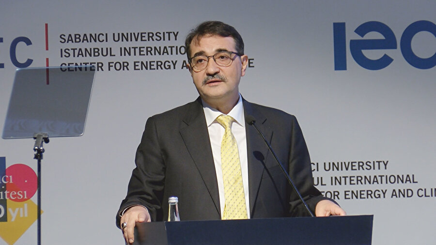 Enerji ve Tabii Kaynaklar Bakanı Fatih Dönmez, Sabancı Üniversitesi İstanbul Uluslararası Enerji ve İklim Merkezi (IICEC) 10. Konferansı'nda konuşma yaparken