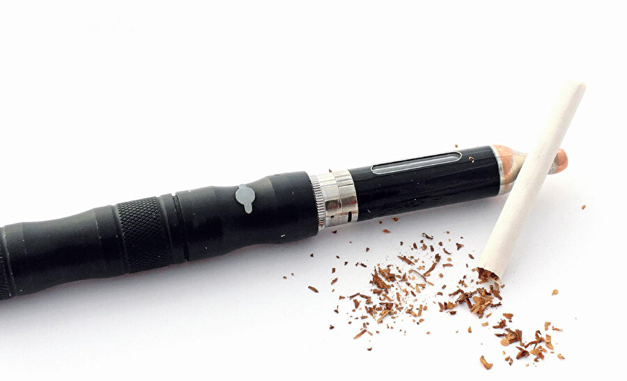 Elektronik sigaranın zararlı olması normal sigaranın zararından elbette bir şey azaltmıyor. 