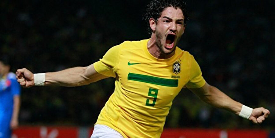 Pato milli takımda 24 karşılaşmada 9 gol kaydetti.