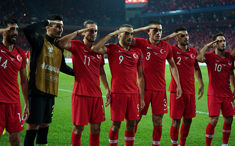 UEFA, Arnavutluk ve Fransa maçında yaşanan asker selamı için kınama cezası verdi.