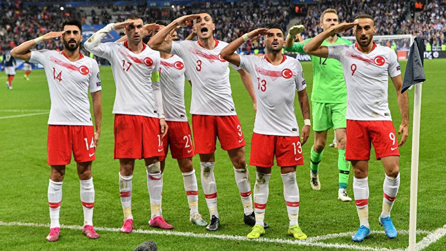 UEFA, Fransa maçında yaşananlardan dolayı TFF'ye 50 bin euro para cezası verdi.