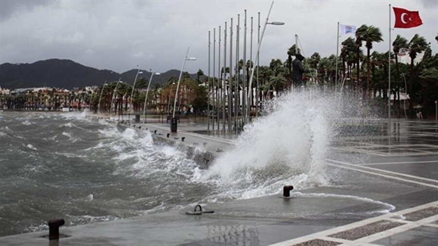 Meteoroloji, Marmara ve Ege Bölgesi'ndeki vatandaşları kuvvetli rüzgara karşı uayardı