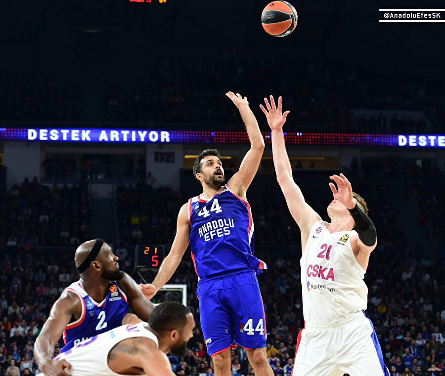 Anadolu Efes 12 galibiyetle 3. sırada bulunuyor.