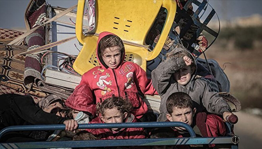 İdlib'teki saldırılardan kaçan çocuklar