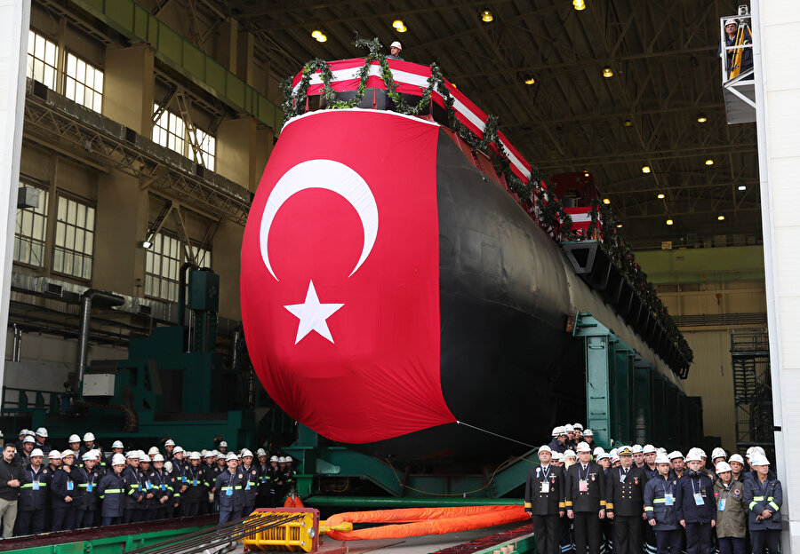 Türk savunmasının ilk milli denizaltısı suya indirildi