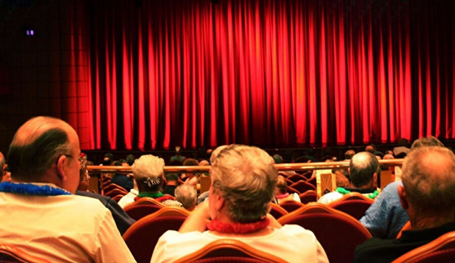 Tiyatro seyircileri perdenin açılmasını beklerken- Arşiv