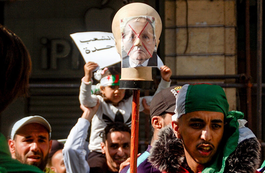1999 yılından bu yana dört dönemdir Cumhurbaşkanlığı görevini yürüten Cumhurbaşkanı Abdulaziz Buteflika'nın yeniden aday olmasını protesto eden göstericiler.