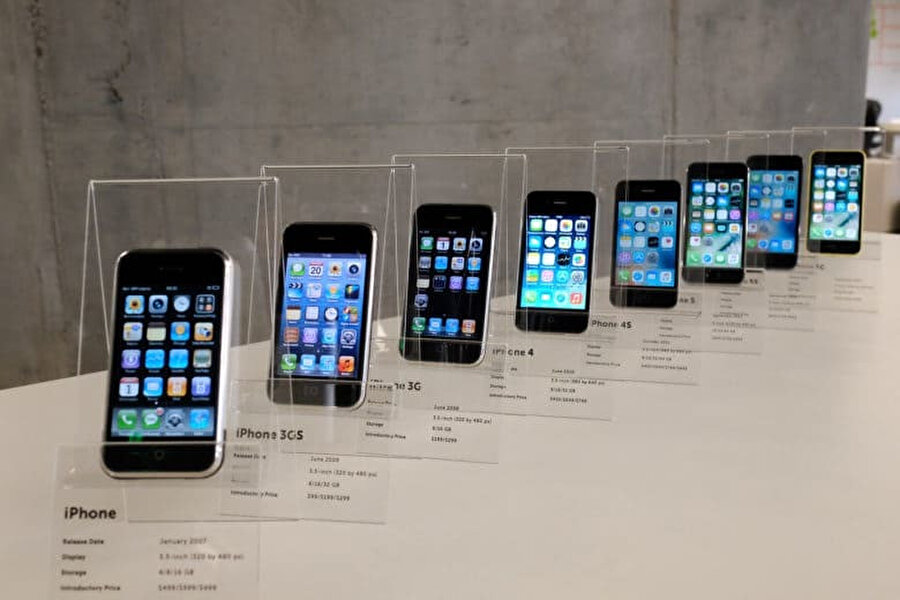 Apple müzesindeki sergilenen iPhone'lar.