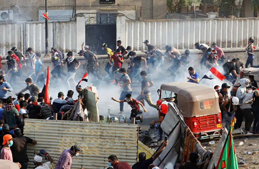 Irak'ta işsizlik, yolsuzluk gibi ülkede yıllardır çözülemeyen sorunlara karşı düzenlenen gösterilerde polisin sert müdahalesi sonucu yüzlerce insan hayatını kaybetti.