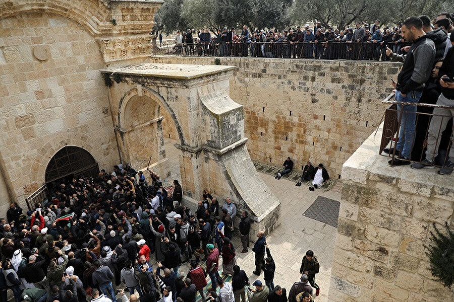 Rahmet Kapısı Mescidi'nin kapısından giriş yapan Müslümanlar.
