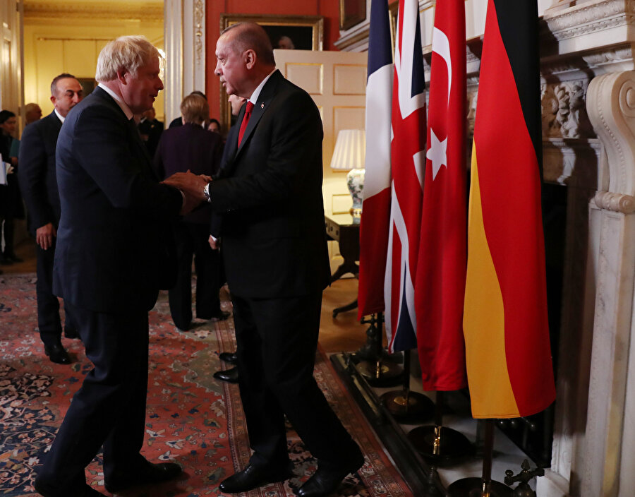 Cumhurbaşkanı Erdoğan ve İngiltere Başbakanı Johnson tokalaşırken