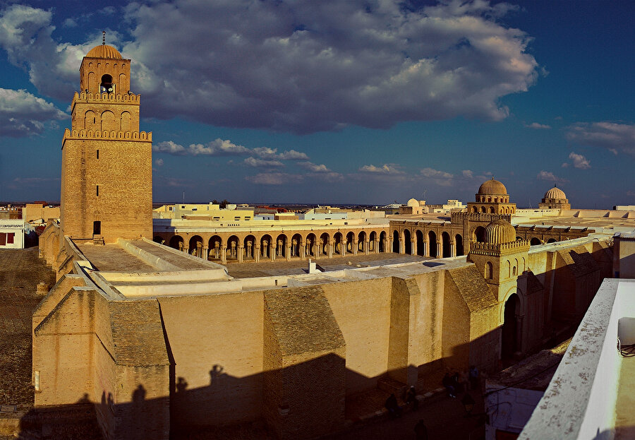 İslam dünyasındaki en eski ibadet yerlerinden biri olan Tunus'taki Kayrevan Ulu Camii, Mağrip'te daha sonra inşa edilen camiler için örnek teşkil etmiştir.