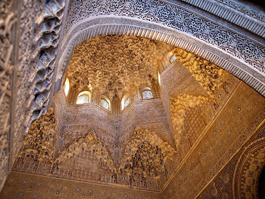 El Hamra Sarayı kubbe ve tavan süslemeleri.