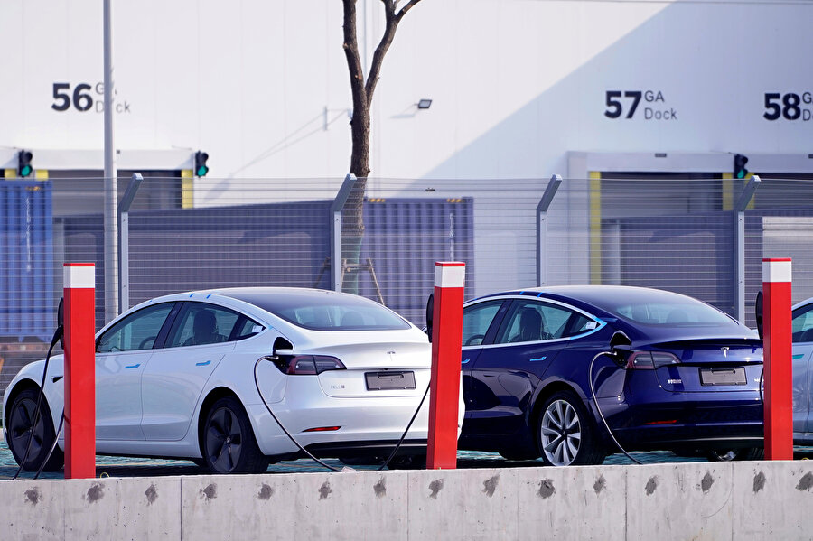 Elon Musk'ın sahibi olduğu Tesla marka otomobiller şarj edilirken görünüyor. 
