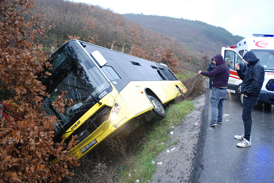 İstanbul'da İETT otobüsü yoldan çıkarak yan yattı -AA