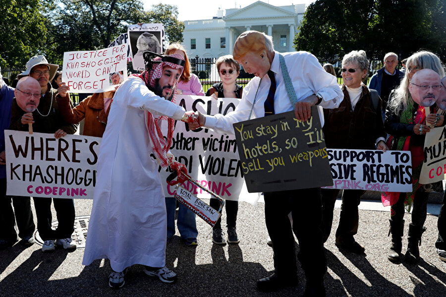 Beyaz Saray'ın önünde Trump'ın Prens Selman'a desteğini protesto eden göstericiler.