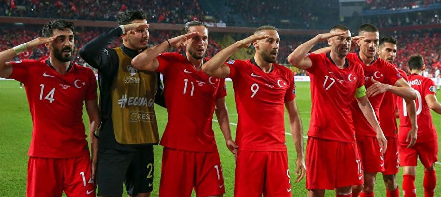 Cenk Tosun, Arnavutluk maçında attığı golü "asker selamıyla" süsledi...