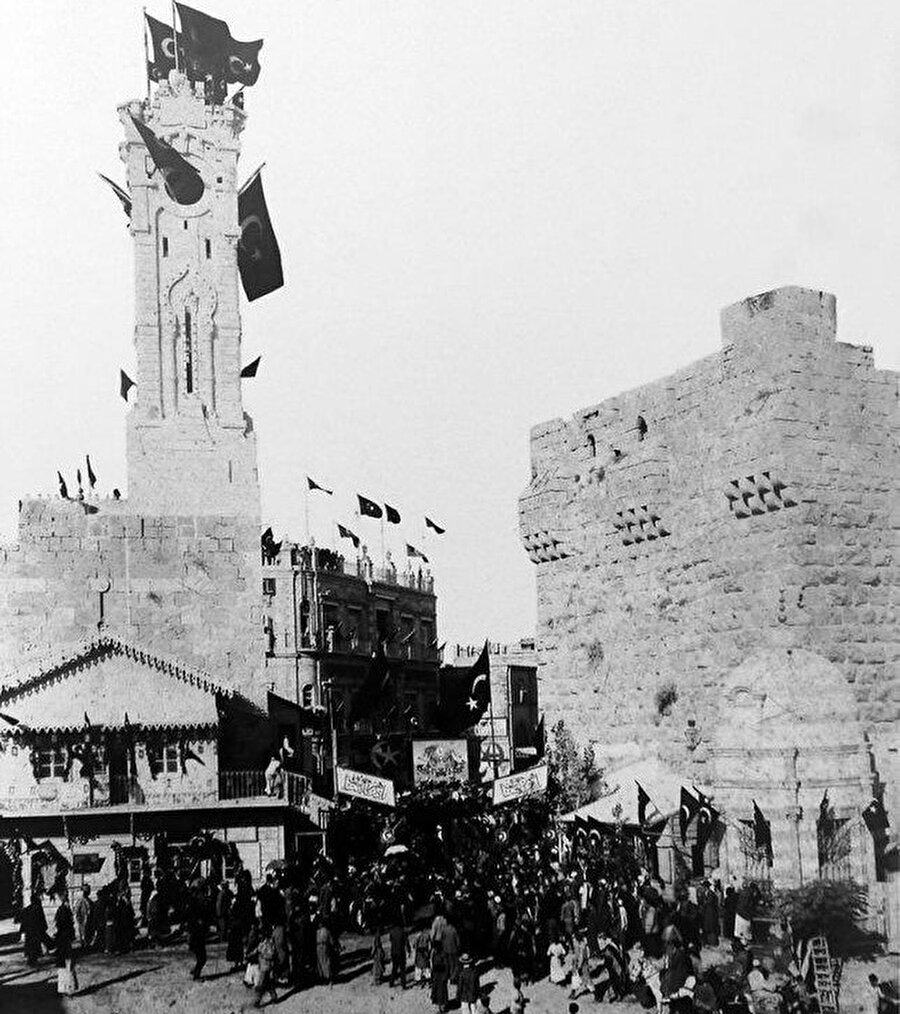 Filistin'de Sultan II. Abdulhamid'in tahta çıkışının 30. yılı kutlamaları. Saat Kulesi'nde Osmanlı bayrakları.