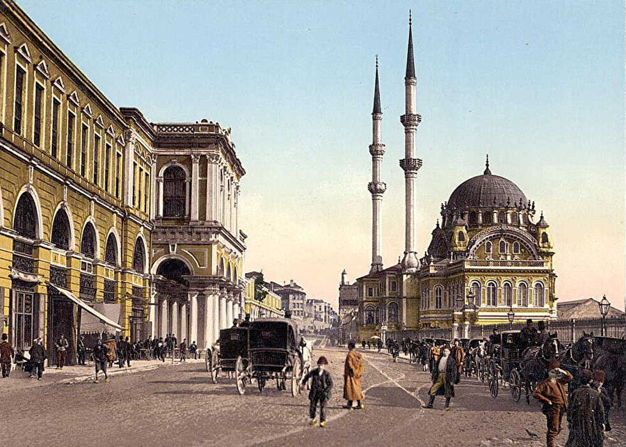 Belki de birincil ve hayati olan öncelikle kendi düşünce dünyamızı, itikadi yönlerimizi, taraf olduğumuz konuları, aynı mevziyi ve mevkiyi paylaştığımız kişileri sorgulamaktır.