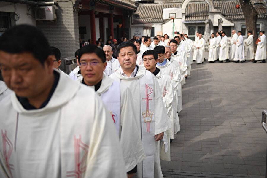 Çin sadece İslamiyet'i değil diğer din ve ideolojileri de tehdit olarak görüyor.