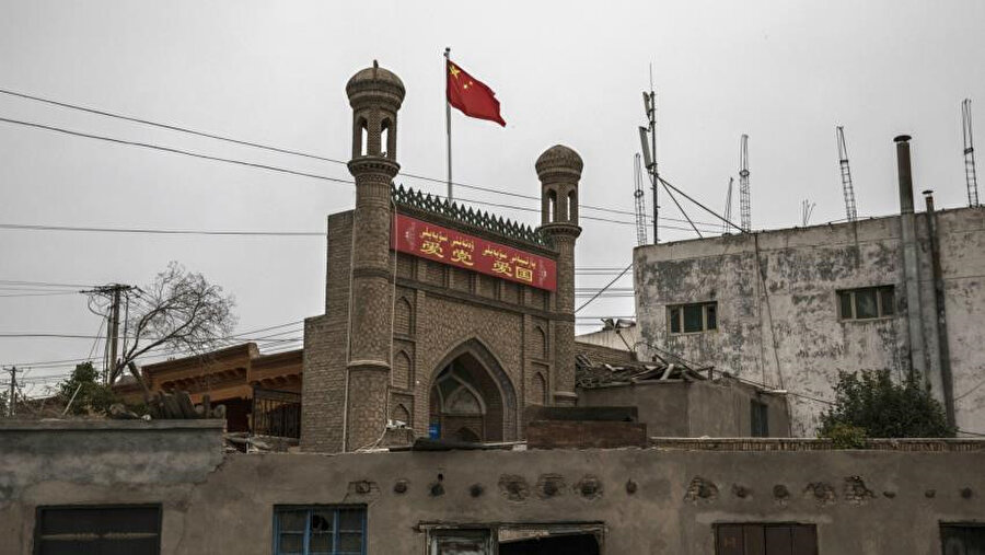 Çin'deki tüm camilere bayrak asma talimatı gönderildi.
