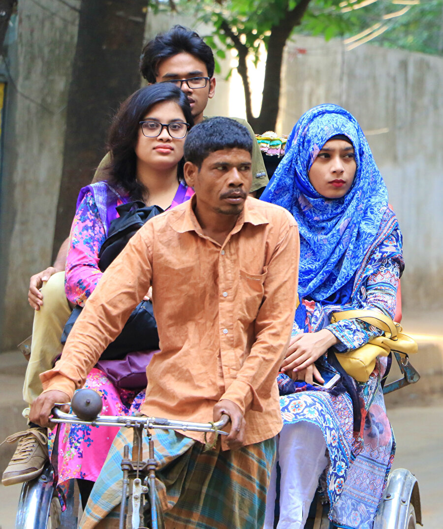 Bangladeş’te başlık parası bir sorun. Fakat erkekler için değil. Ülkede evliliğe karar veren gençlerden statüsü düşük olan karşı tarafa para ödüyor.(Fotoğraf: Erhan İdiz)