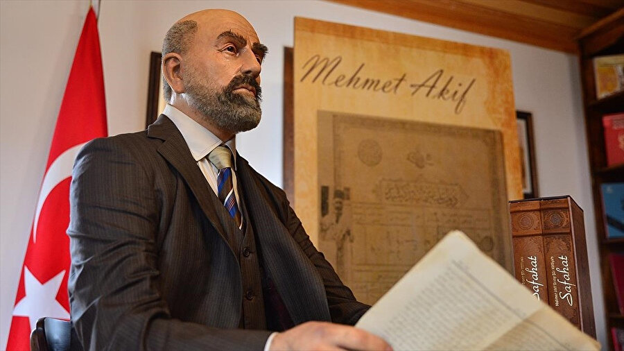 Mehmet Akif Ersoy'un bal mumu heykeli.