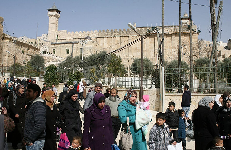 Harem-i İbrahim Camii'ne giden Filistinliler.