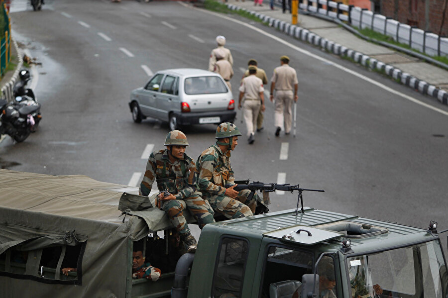 Cammu Keşmir'de devriye gezen Hint güvenlik güçleri.