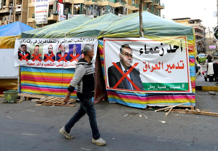 Tahrir Meydanı'ndaki protestoculara ait çadırlarda, üst düzey Iraklı yetkililerin üstünde çarpı işareti olan posterleri yer alıyor.