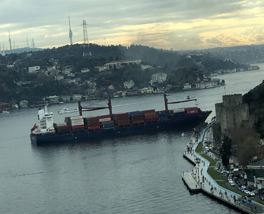 Istanbul Bogazi Nda Gemi Karaya Oturdu