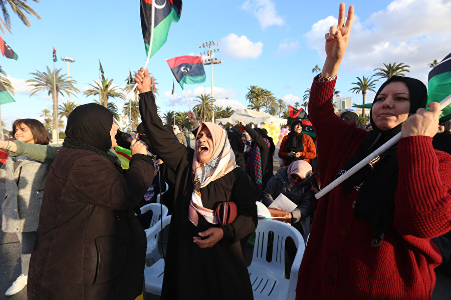 Halife Hafter'i protesto eden Libyalılar böyle görüntülendi.