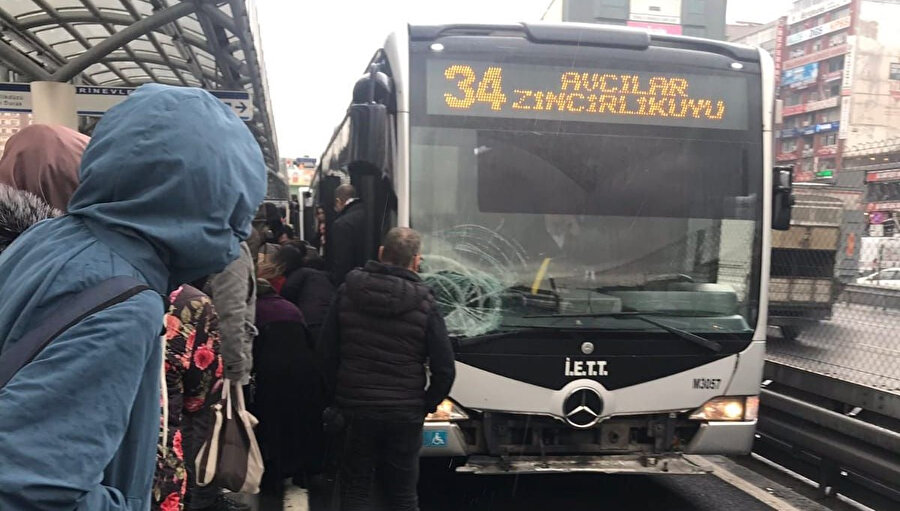 Metrobüs yayaya çarptı.