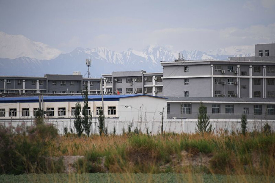 Müslüman Uygur Türklerinin alıkonulduğu toplama kampları.